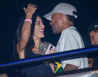 Neymar e Bruna Biancardi estavam em clima de romance no show do Thiaguinho, em São Paulo