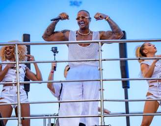 Léo Santana agita bloco no Rio