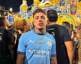 No Carnaval, Greg Ferreira foi para a avenida com o uniforme do Manchester City. Rapper brasileiro estourou rápido.