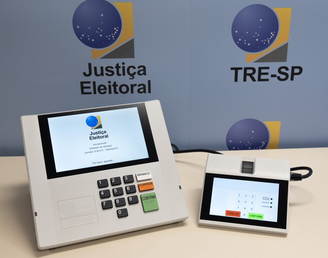 Brasil adota equipamento de votação de gravação direta: o voto é digitado e gravado digitalmente na máquina