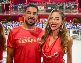 Maike e Renata acompanham carnaval no Anhembi