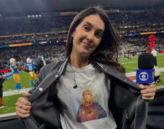 Mariana Spinelli usando camiseta que gerou polêmica