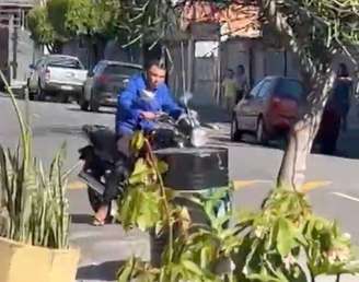 Suspeito roubou uma motocicleta e fugiu do local.