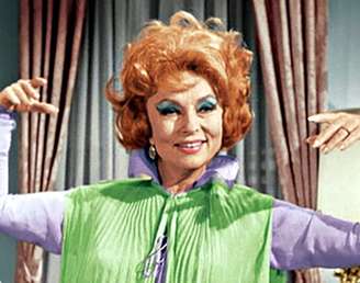Dona de uma combinação de talento e dedicação, a atriz Agnes Moorehead fez sucesso no rádio, no teatro, no cinema e na televisão. Ao longo de mais de três décadas de carreira, atuou em mais de 70 filmes, entre eles “Cidadão Kane” e “Com a Maldade na Alma”, além de participar de diversas produções televisivas. Agnes ficou especialmente marcada pelo papel de Endora, mãe de Samantha, na série “A Feiticeira”.