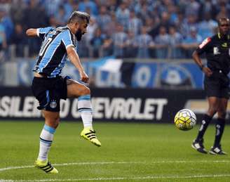 Douglas finaliza, mas não leva perigo ao gol de Tiago Cardoso (Foto: Lucas Uebel/Grêmio)