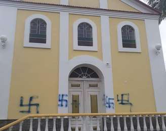 Símbolo foi pichado na fachada da igreja