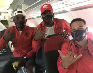 Ramon, Rodinei e Muniz posam para foto no avião (Foto: Divulgação/Flamengo)