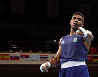 Abner Teixeira comemora após vencer luta pelas quartas de final do torneio olímpico de boxe na Tóquio 2020
30/07/2021 Pool via REUTERS/Buda Mendes