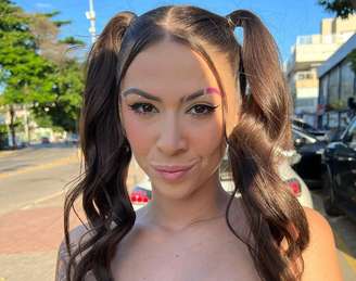 MC Pipokinha é criticada por receber crianças no camarim 