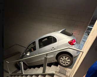 Torcedor do Cruzeiro erra saída de estacionamento e cai com carro em escada no Mineirão