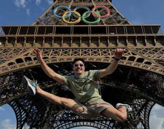 Arhtur Nori foi visitar a Torre Eiffel nesta sexta-feira