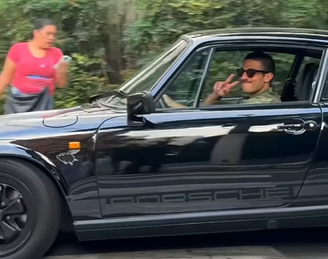 Chay Suede em carro de luxo