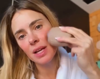 Carolina Dieckmann é adepta da prática de passar gelo no rosto