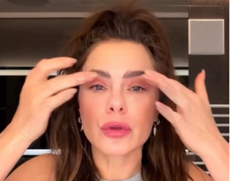 Carolina Dieckmann contou que tem acordado com o rosto inchado no frio