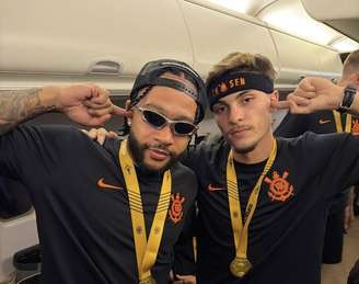 Breno Bidon e Memphis Depay no Corinthians 