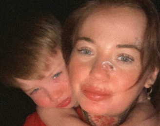 Danni-Lea Sandland descobriu que seu filho Clay tem a mesma doença rara que ela