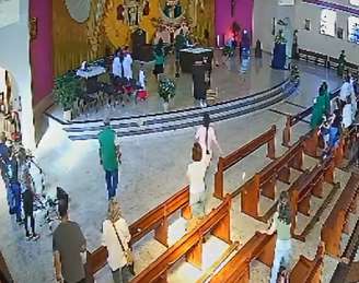 Homem discute e parte para cima de bispo durante missa em Caraguatatuba (SP)