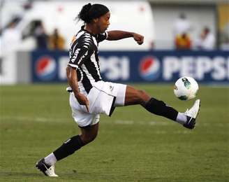 Ronaldinho domina a bola durante partida do Atlético Mineiro contra o Corinthians em São Paulo. Em sua primeira convocação desde o retorno à seleção brasileira, o técnico Luiz Felipe Scolari chamou o meia Ronaldinho Gaúcho para o amistoso contra a Inglaterra, em Londres, em 6 de fevereiro. 2/09/2012