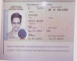 <p>Imagem do documento que concede refúgio na Rússia ao ex-prestador de serviço de uma agência espiã dos EUA Edward Snowden, fotografado durante uma coletiva de imprensa em Moscou</p>