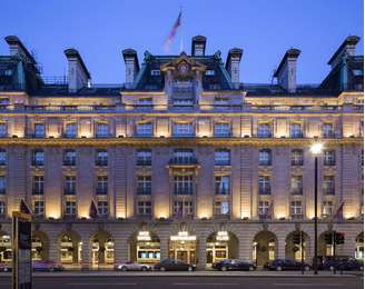 <p>O hotel The Ritz, que apareceu em 1999 no filme <em>Notting Hill</em>, com Hugh Grant, oferece um pacote com jantar a partir de 250 libras por cabeça (aproximadamente R$ 1 mil)</p>