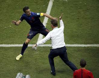 <p>Jogador holandês Robin van Persie celebra gol com técnico Louis van Gaal em partida contra Espanha na Arena Fonte Nova, em Salvador.</p>