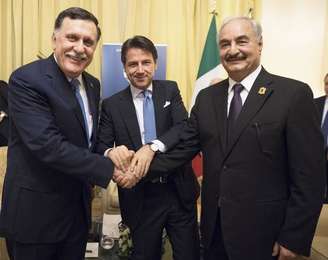 Fayez al Sarraj, Giuseppe Conte e Khalifa Haftar durante cúpula em Palermo, na Itália, em novembro de 2018