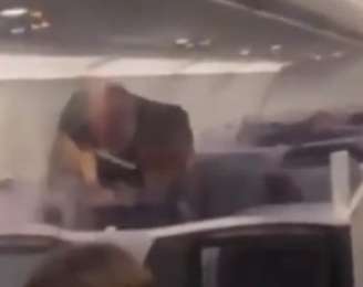 Mike Tyson agride passageiro em voo após ser provocado (Reprodução de vídeo)