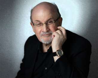O escritor Salman Rushdie, de 75 anos