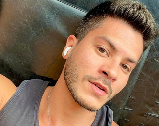 Arthur Aguiar faz botox nas axilas