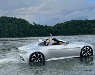 Lancha com formato de carro vira atração em Santa Catarina