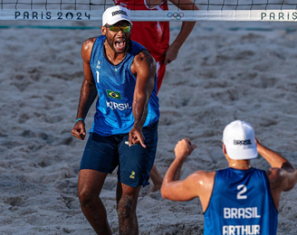 Evandro e Arthur batem austríacos e Brasil fecha 1ª rodada perfeita no vôlei de praia