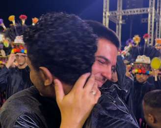 Casal emociona ao dividir o amor e o samba