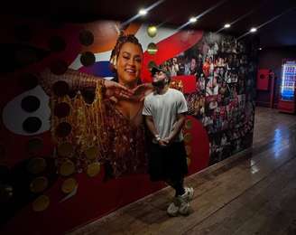 Francisco Gil posou em homenagem à mãe durante a folia baiana