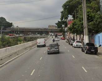 Afundamento do asfalto foi registrado na altura do número 1397 da Avenida do Estado