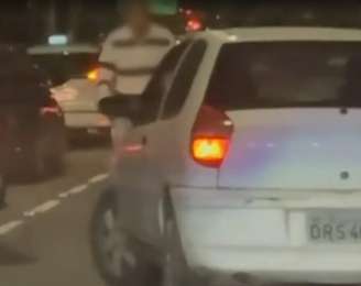 Momento em que o carro atropela Carlos Boulos, tio de Guilherme Boulos. 