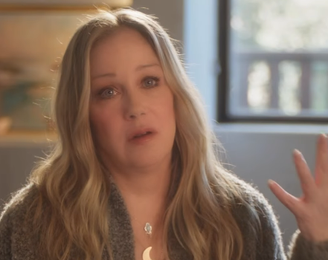 Christina Applegate chora ao contar que recebeu diagnóstico errado de esclerose múltipla