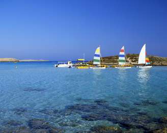 Nissi Beach, Ayia Napa, Chipre: se o que você espera é começar o dia em uma praia com música alta e vista incrível, este é o lugar certo. Em uma ilha localizada no Mar Mediterrâneo, Nissi Beach tem festas com espuma, competições de biquíni e festas para beber e dançar