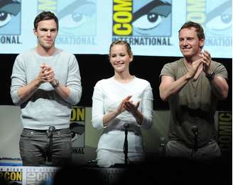 Nicholas Hoult (à esq.) e Jennifer Lawrence 