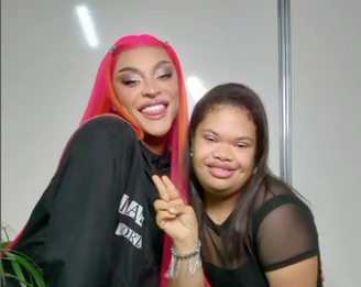 Pabllo Vittar e Joana: dupla cantou "Parabéns" juntas no palco, no aniversário da fã com Síndrome de Down