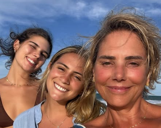 A atriz Heloisa Périssé (à direita) ao lado de suas duas filhas: Luisa Périssé (ao meio), de 25 anos, de Tontom (à esquerda), de 18