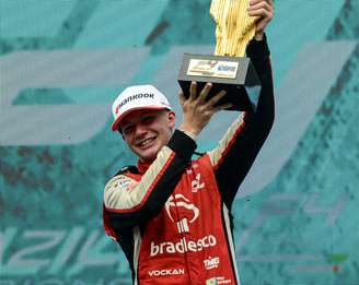 Heitor Dall'Agnol ao comemorar o título da Formula 4 Brasil 
