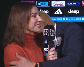 Técnico da Juventus beija ombro de repórter