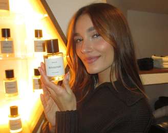Sasha com a nova fragrância da Mondepars 
