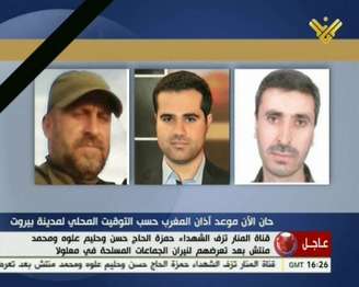 <p>Imagem da TV Al-Manar, do Hezbollah, mostra o correspondente do canal Hamza al-Hajj Hassan (ao centro), o técnico Halim Allaw (a direita) e o cinegrafista Mohammad Mantash (a esquerda) que foram mortos nesta segunda-feira, 14 de abril na cidade síria de Maaloula</p>