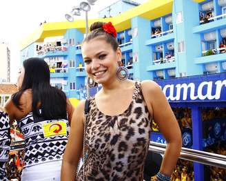 A bela Milena Toscano chamou a atenção com uma flor no cabelo e top de oncinha