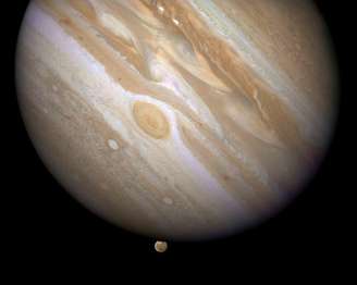 Foto do planeta Júpiter com uma de suas luas, Ganymede, em divulgação da Nasa de 9 de abril de 2007 e obtida pela Reuters em 12 de março de 2015. Cientistas usaram o Telescópio Espacial Hubble para confirmar que a lua tem um oceano abaixo de sua superfície gelada.