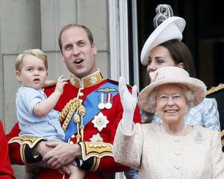 George de Cambridge estava vestido com um conjuntinho azul celeste, semelhante ao que o príncipe William usou em 1984