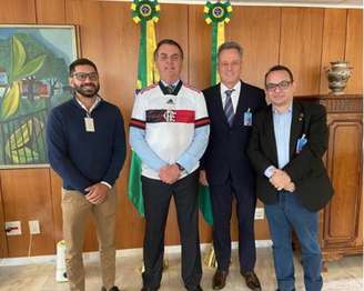 O Dr. Márcio Tannure, o presidente Jair Bolsonaro, o presidente Rodolfo Landim e o diretor Aleksander Santos em Brasília (Foto: Reproduçã/Instagram)