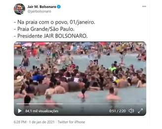 Sem máscara, Bolsonaro nada com banhistas e gera aglomeração em Praia Grande