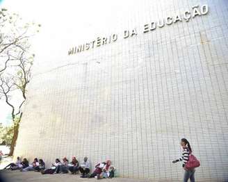 MEC adia entrega do currículo do ensino médio na Base Nacional